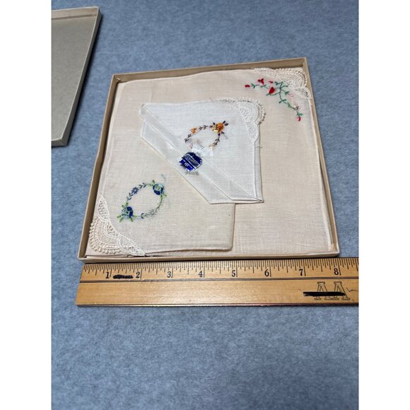 Vintage Handkerchief Set W/ Embroidered Floral Patterns Crochet Lace Edges Origi - Picture 6 of 8